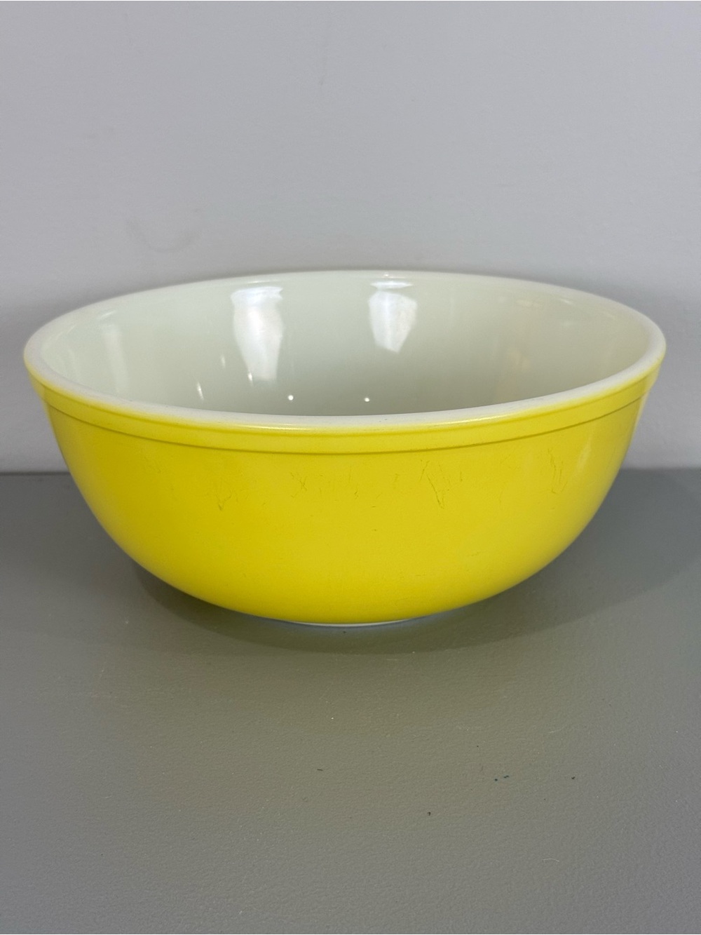 Pyrex #404 Yellow
Nesting Mixing Bowl 
4 Qt Vintage Primary
Color
